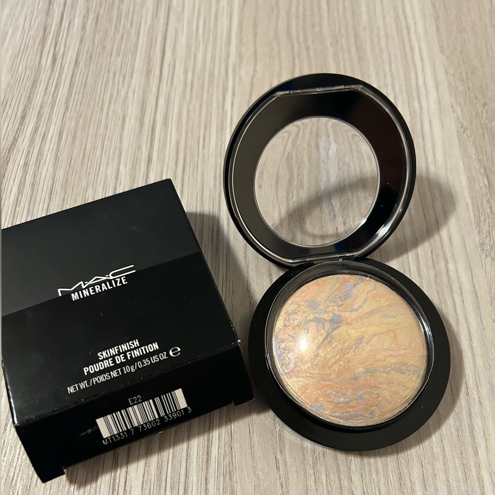 BNWT MAC Cosmetics Mineralize Skinfinish - Gold and Cream